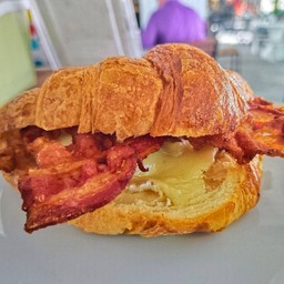 ครัวซองเบค่อนบรีชีส