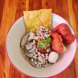 ก๋วยเตี๋ยวต้มยำกุ้งทอด เส้นเล็ก