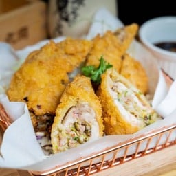 ปีกไก่ไส้เกี๊ยวซ่าทอด