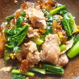 ผัดซีอิ๋วเส้นใหญ่หมูย่าง
