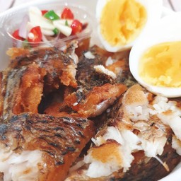 ข้าวปลาแกะ + ไข่ต้ม ( ปลานิล )