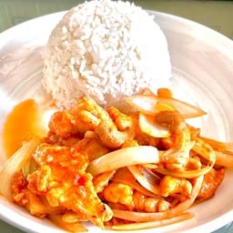 ไ่ก่ผัดเม็ดมะม่วงหิมพานต์ ราดข้าว