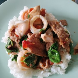 ข้าวราดกระเพรารวมมิตร