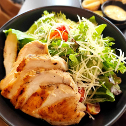 สลัดซีซ่าอกไก่