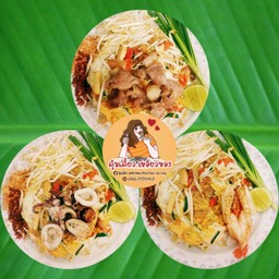 ผัดไทยหมูหมึกกุ้ง สามสหาย