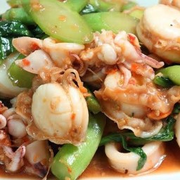 ข้าวผัดพริกแกงคะน้าหมึกกุ้ง