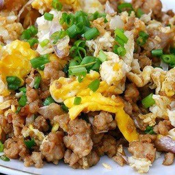 ข้าวหมูสับกระเทียมผัดไข่