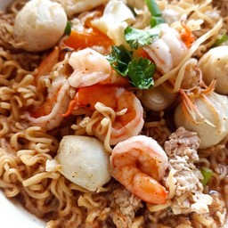 ต้มมาม่าหมูสับลูกชิ้นกุ้งหมึก