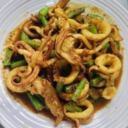ข้าวผัดพริกแกงหมึก (สูตรพริกแกงใต้)
