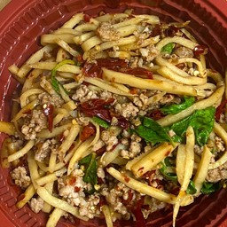 กะเพราหมูสับ หน่อไม้