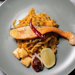 Khao Soi Salmon(ข้าวซอยผัดแห้งแซลม่อน)