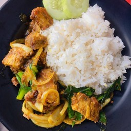 ข้าวราดเครื่องแกงหมูกรอบ