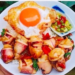 ข้าวกะเพราหมึกไข่สามอ่าว