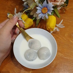 บัวลอยงาดำนมสด