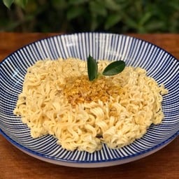 เส้นมาม่าลวกกระเทียมเจียว