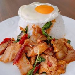 ข้าวกะเพราหมูสามชั้นสไลด์เบคอน