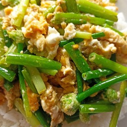 ผัดดอกหอมใส่หมูใส่ไข่(ราดข้าว)