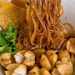 เส้นคลุกดำยำแซ่บลูกชิ้นหมู