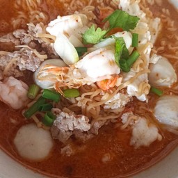 ต้มมาม่าหมูสับลูกชิ้น