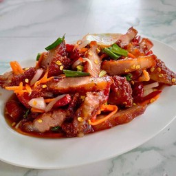 ยำหมูทอด