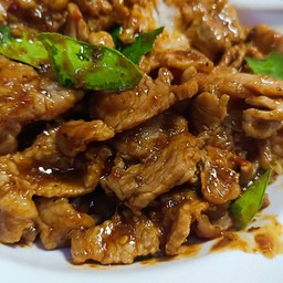 ข้าวหมูชิ้นผัดพริกแกงใต้