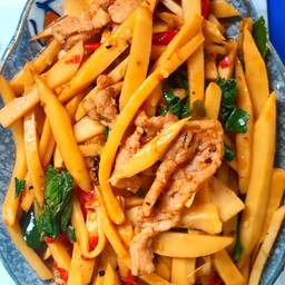 ผัดกะเพราหน่อไม้ไก่(กับข้าว)