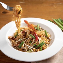ผัดไทยเส้นจันท์กุ้งสด (Signature)