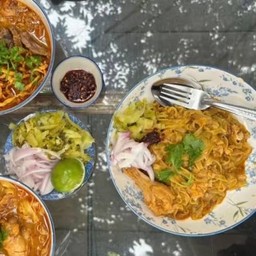 ข้าวซอยคั่วเเห้งน่องไก่