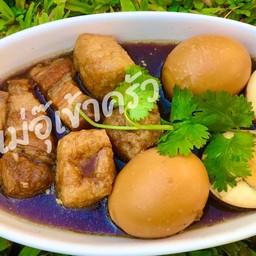 ไข่พะโล้ ที่กินแล้ว คิดถึง แม่กันเลยทีเดียว เคี่ยวให้เข้าเนื้อ อย่าบอกแพง เพราะ ค่าแก๊สที่เคี่ยว มันคุ้มค่าความอร่อย