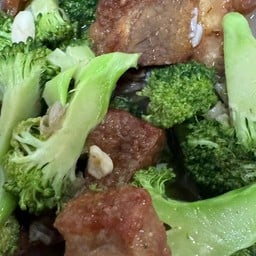 บล็อกโครี่หมูกรอบ