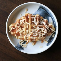 Croffle caramel almond