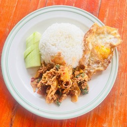 ผัดพริกแกงหน่อไม้หมูไก่กุ้ง