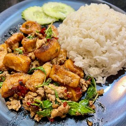 กะเพราเต้าหู้หมูสับราดข้าว