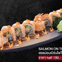 แซลมอนเบิร์นไฟโรลไส้กุ้งเทมปุระ 4 ชิ้น