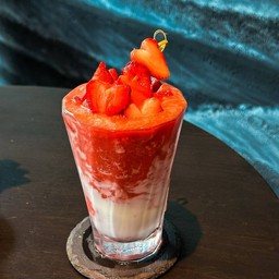 STRAWBERRY YOGURT SMOOTHIE