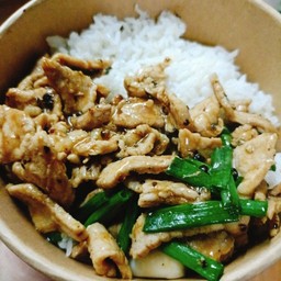 เมนูหมูผัดพริกไทยดำราดข้าว