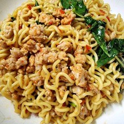 เส้นมาม่าเกาหลีผัดกะเพราหมูสับ (มาม่าเกาหลี2ก้อน)