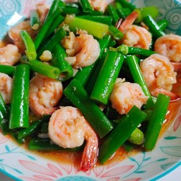 ผัดดอกหอมใส่กุ้งราดข้าว