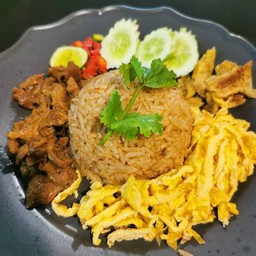 ข้าวผัดน้ำพริกกะปิทรงเครื่อง