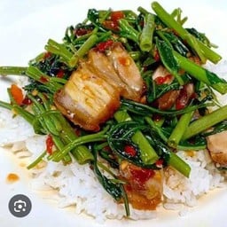 ผัดผักบุ้งหมูกรอบราดข้าว