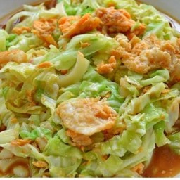 ข้าวราดกะหล่ำปลีผัดไข่ใส่หมูกรอบ