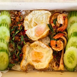 กะเพรา 2 หน้า ในกล่องเดียว รวมไข่ดาว 2 ฟอง