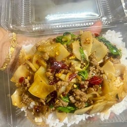 ข้าวกระเพราเนื้อสับหน่อไม้ดอง พริกแห้ง