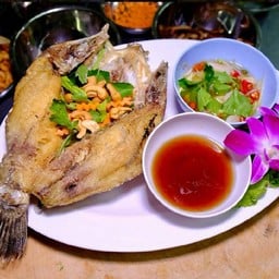 B2 ปลากระพงทอดราดน้ำปลา