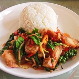 ผัดฉ่าหมูกรอบ ราดข้าว