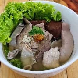 ต้มเลือดหมู ก๋วยเตี๋ยวต้มยำ พอปัน