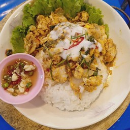 ประกอบไปด้วยกุ้งหมึกแมงกะพรุนปลากระพงไข่และพริกแกงและผักกะทิเสิร์ฟพร้อมข้าวค่ะ