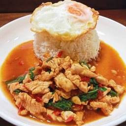 กะเพราไก่ + ไข่ดาว ราดข้าว