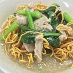 ราดหน้าหมี่กรอบหมู