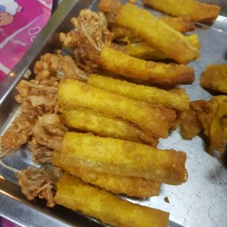 เกี๊ยวทอดเห็ดเข็มทอง 4 ชิ้น